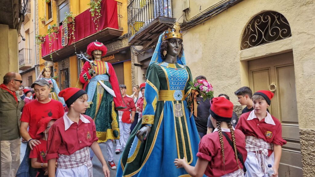 Sortida i passada de les comparses de la Patum infantil